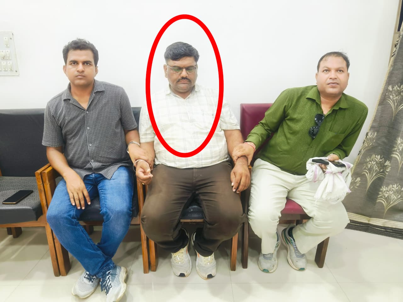 नामांतरण के एवज में मांगी थी 20 हजार रुपये की रिश्वत, पहली किश्त लेते रंगे हाथ गिरफ्तार